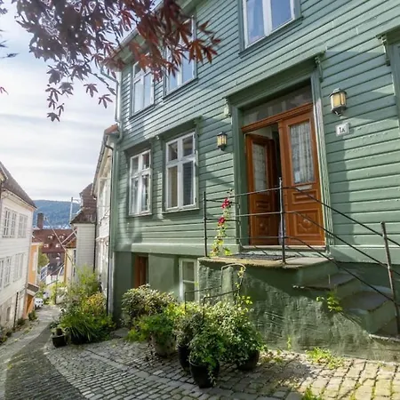 Dinbnb Homes I Cozy Cellar In Historical Cobblestone Street