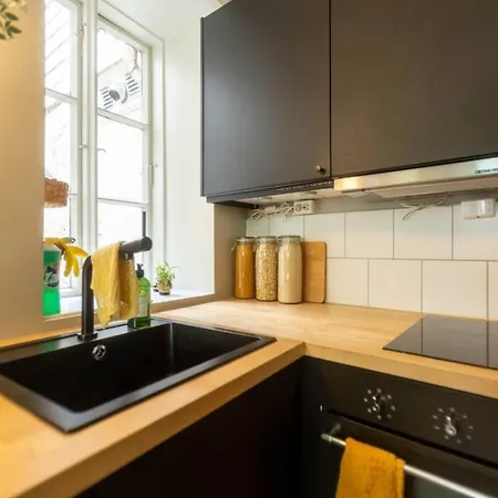 Dinbnb Homes I Cozy Cellar In Historical Cobblestone Street