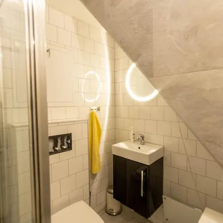 Casa de Férias Dinbnb Homes I Cozy Cellar In Historical Cobblestone Street