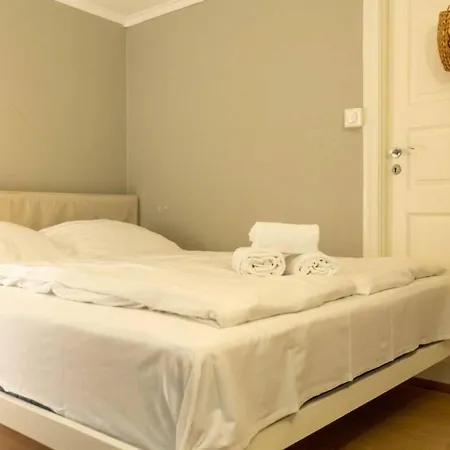 Semesterbostad Dinbnb Homes I Cozy Cellar In Historical Cobblestone Street