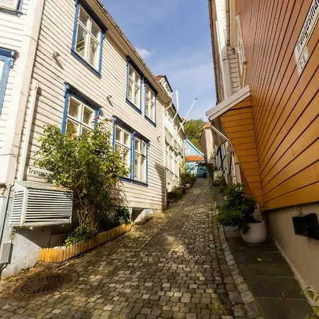 Dinbnb Homes I Cozy Cellar In Historical Cobblestone Street