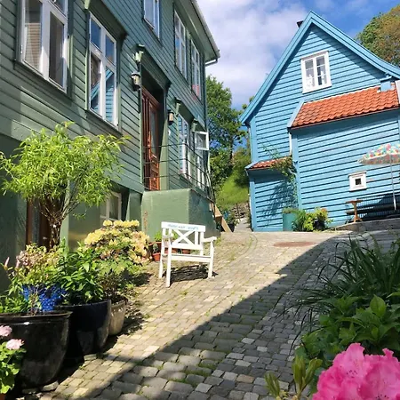 Dinbnb Homes I Cozy Cellar In Historical Cobblestone Street