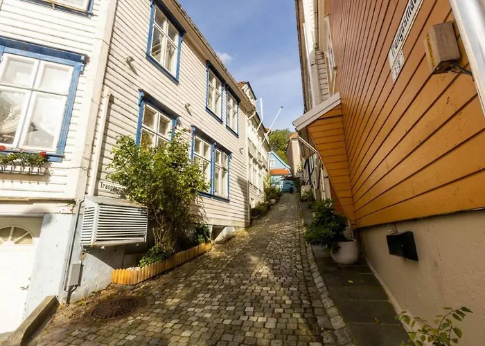 Dinbnb Homes I Cozy Cellar In Historical Cobblestone Street