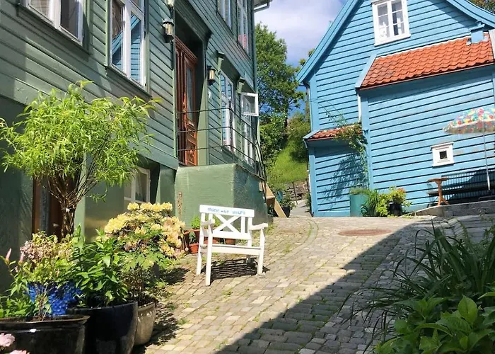 Dinbnb Homes I Cozy Cellar In Historical Cobblestone Street